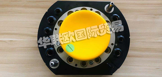 二、SCHUNK氣動快換系統(tǒng)基本介紹如下：產品系列的常規(guī)說明 1.惡劣環(huán)境條件下請注意：在惡劣環(huán)境條件(例如：冷卻液區(qū)域、鑄造和研磨粉塵)下使用可能大大縮短裝置的使用壽命，我公司將不承擔任何保修責任。但是，大部分情況下，我們可以找到解決方案。如需幫助，請聯(lián)系我們。 2.搬運重量是連接到法蘭的總荷載重量。設計時，應注意允許的力和力矩。請注意，超過建議的搬運重量會縮短使用壽命。